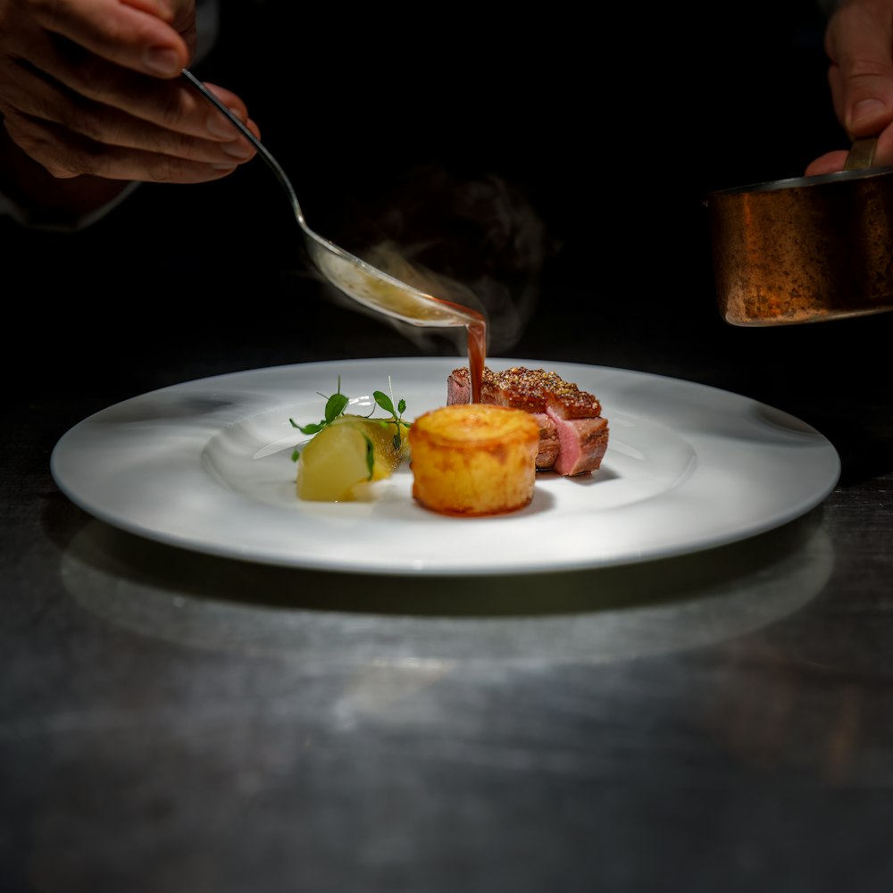 Assiette raffinée dressée avec soin, style restaurant gastronomique
