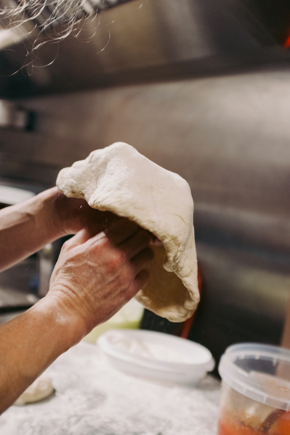 Préparation soignée d'une pâte sur un plan de travail de cuisine à domicile