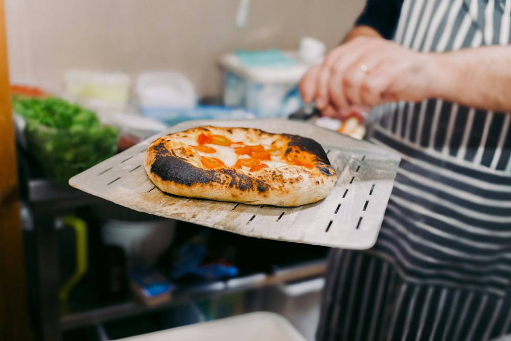 Tablier de cuisine et plat prêt à être servi pour une soirée à la maison
