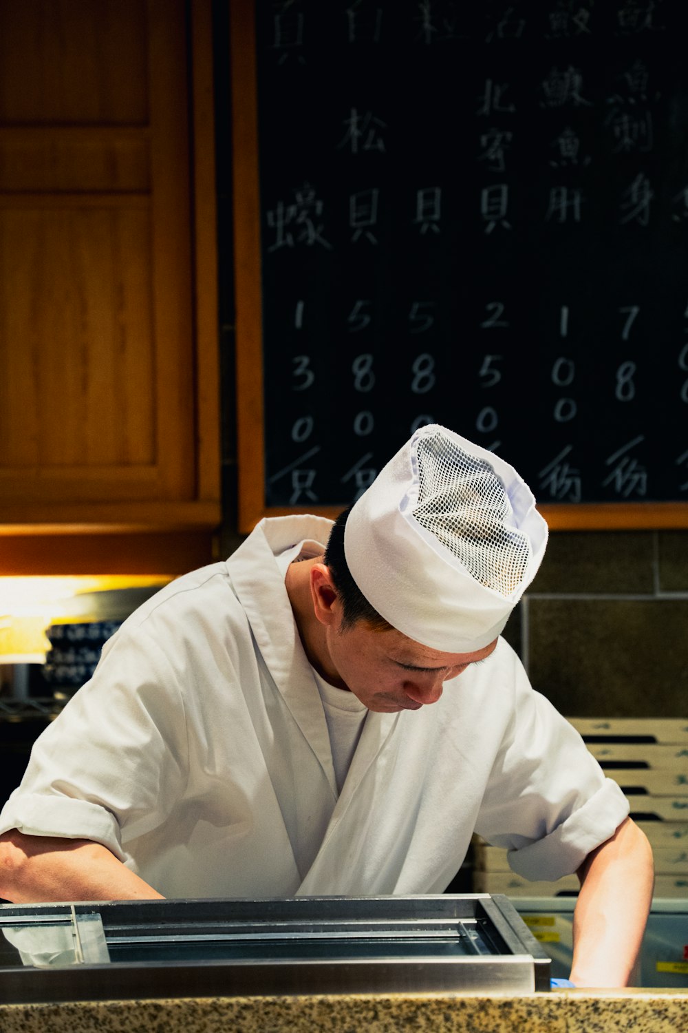Chef gastronomique au travail dans une cuisine professionnelle pendant une session filmée